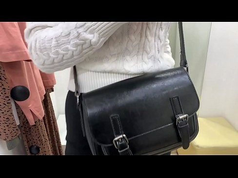 ❤️ Ëffentlech Masturbatioun vu jonke Bitch FeralBerry mat engem Dildo am Fittingsraum ❤️❌ Sexvideo bei eis ❌