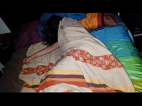 ❤️ Stiefson beréiert seng jonk Stéifmamm wärend hatt schléift. ❤️❌ Sexvideo bei eis ❌